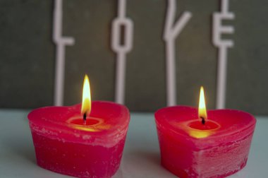 Sevgililer Günü için kırmızı kalp şeklinde mumlar.