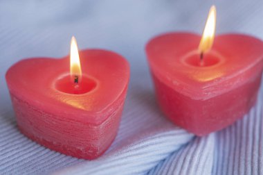 Sevgililer Günü için kırmızı kalp şeklinde mumlar.