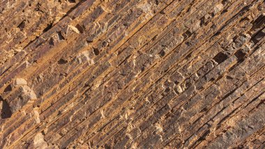 Demir ve bileşiklerini içeren doğal mineral oluşumları, bu oluşumlardan endüstriyel demir çıkarılması uygun olduğunda, böyle bir hacimde gerçekleşir. Taş ocağının taş dokusu. Ağır Sanayi için Madencilik - Demir cevheri içeren kaya dokusu ve