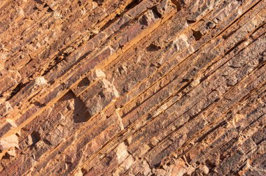 Demir ve bileşiklerini içeren doğal mineral oluşumları, bu oluşumlardan endüstriyel demir çıkarılması uygun olduğunda, böyle bir hacimde gerçekleşir. Taş ocağının taş dokusu. Ağır Sanayi için Madencilik - Demir cevheri içeren kaya dokusu ve