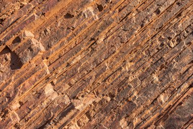 Demir ve bileşiklerini içeren doğal mineral oluşumları, bu oluşumlardan endüstriyel demir çıkarılması uygun olduğunda, böyle bir hacimde gerçekleşir. Taş ocağının taş dokusu. Ağır Sanayi için Madencilik - Demir cevheri içeren kaya dokusu ve