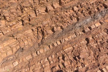 Demir ve bileşiklerini içeren doğal mineral oluşumları, bu oluşumlardan endüstriyel demir çıkarılması uygun olduğunda, böyle bir hacimde gerçekleşir. Taş ocağının taş dokusu. Ağır Sanayi için Madencilik - Demir cevheri içeren kaya dokusu ve