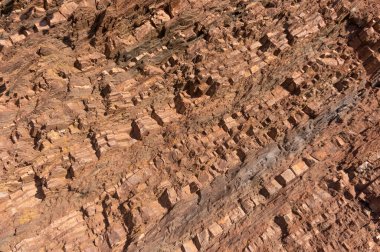 Demir ve bileşiklerini içeren doğal mineral oluşumları, bu oluşumlardan endüstriyel demir çıkarılması uygun olduğunda, böyle bir hacimde gerçekleşir. Taş ocağının taş dokusu. Ağır Sanayi için Madencilik - Demir cevheri içeren kaya dokusu ve