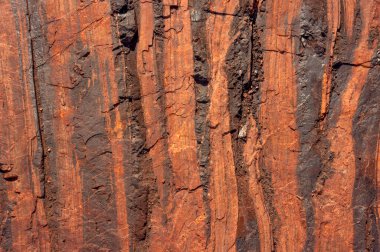 Demir ve bileşiklerini içeren doğal mineral oluşumları, bu oluşumlardan endüstriyel demir çıkarılması uygun olduğunda, böyle bir hacimde gerçekleşir. Taş ocağının taş dokusu. Ağır Sanayi için Madencilik - Demir cevheri içeren kaya dokusu ve