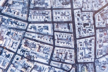 Kışın eski bir kasaba, güneş doğarken insanlar olmadan. Lviv şehrinin tarihi merkezi. Çatılar karla kaplı. İnsansız hava aracı, kışın, güneş doğarken, insansız eski bir kasabanın fotoğrafını çeker. Lviv şehrinin tarihi merkezi. Çatılar karla kaplı. D