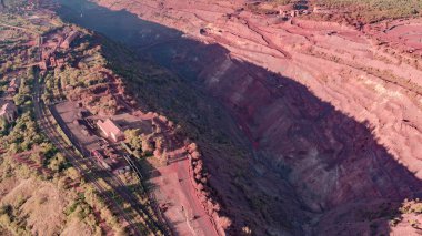 Çelik üretimi için açık maden ocağı. Dev bir demir cevheri ocağı. Açık bir maden ocağının havadan görünüşü