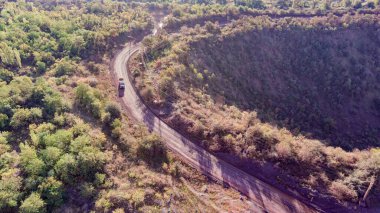 Çelik üretimi için açık maden ocağı. Dev bir demir cevheri ocağı. Açık bir maden ocağının havadan görünüşü