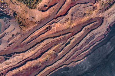 Çelik üretimi için açık maden ocağı. Dev bir demir cevheri ocağı. Açık bir maden ocağının havadan görünüşü