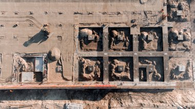 Büyük bir ticari binanın inşaatı başlıyor. Biton ve demiri ile bir çukur kazdık.