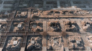 Büyük bir ticari binanın inşaatı başlıyor. Biton ve demiri ile bir çukur kazdık.