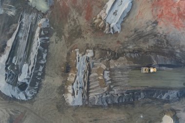 İnşaat alanının zeminine not veriyorum. Endüstriyel üretim aygıtında kazı çalışmaları.