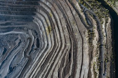 Çelik üretimi için açık maden ocağı. Dev bir demir cevheri ocağı. Açık bir maden ocağının havadan görünüşü