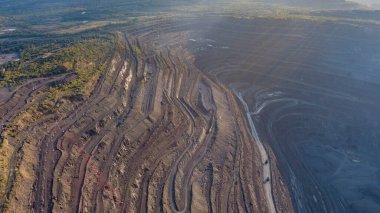Çelik üretimi için açık maden ocağı. Dev bir demir cevheri ocağı. Açık bir maden ocağının havadan görünüşü