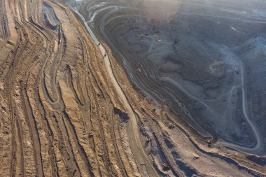 Çelik üretimi için açık maden ocağı. Dev bir demir cevheri ocağı. Açık bir maden ocağının havadan görünüşü