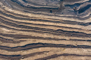 Çelik üretimi için açık maden ocağı. Dev bir demir cevheri ocağı. Açık bir maden ocağının havadan görünüşü