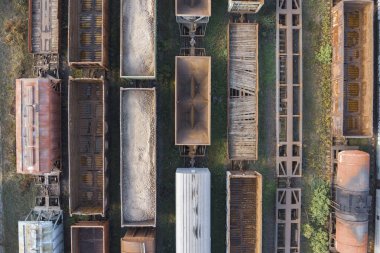 Tren istasyonundaki renkli yük trenlerinin insansız hava araçlarından gelen çeşitli yük trenleri ve vagonlar. Demiryolu ile mal taşıyan vagonlar.