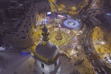 Kiev geceleri dışarıda ışıklar ile Noel ağacı. Sophia Cathedral arka plan üzerinde. Yeni yıl kutlama