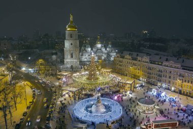 Kiev geceleri dışarıda ışıklar ile Noel ağacı. Sophia Cathedral arka plan üzerinde. Yeni yıl kutlama