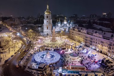 Kiev geceleri dışarıda ışıklar ile Noel ağacı. Sophia Cathedral arka plan üzerinde. Yeni yıl kutlama