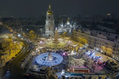 Kiev geceleri dışarıda ışıklar ile Noel ağacı. Sophia Cathedral arka plan üzerinde. Yeni yıl kutlama
