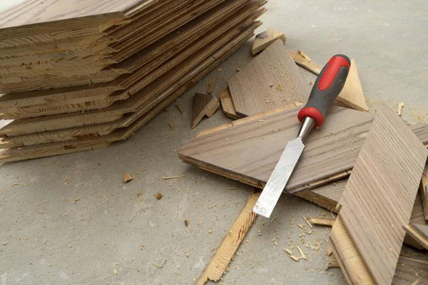 Meşeden yapılmış bir parke tahtasından ahşap döşeme işlemi