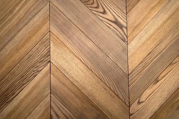 Meşeden yapılmış bir parke tahtasından ahşap döşeme işlemi