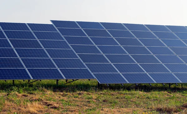 Enerji depolama sistemi konsepti. Yenilenebilir enerji santralleri - fotovoltaik, rüzgar enerjisi ve depolama pilleri.