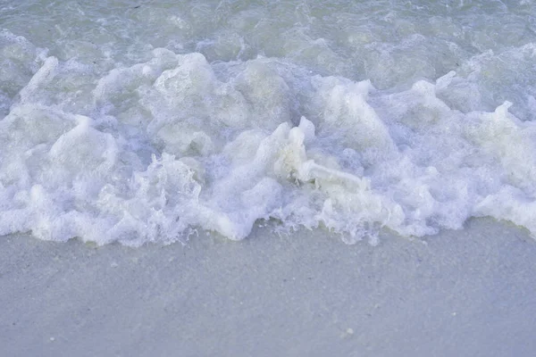 Пляж Літнім Пейзажем Білим Піском Спокійним Морем Ідеальна Концепція Пляжного — стокове фото