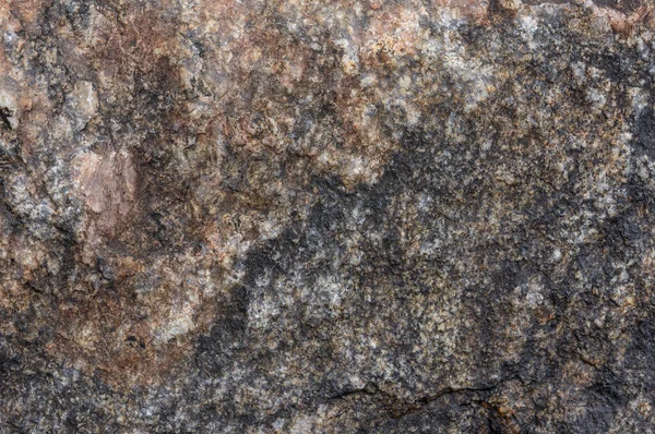 Soyut taş arka plan. Taş duvar dokusu. Yakın plan. Karanlık, harap olmuş bir uçurum. Taş ya da kaya dağlarının pürüzlü gri dokusu, jeoloji ve dağcılık teması üzerine metin için arkaplan ve kopyalama alanı.