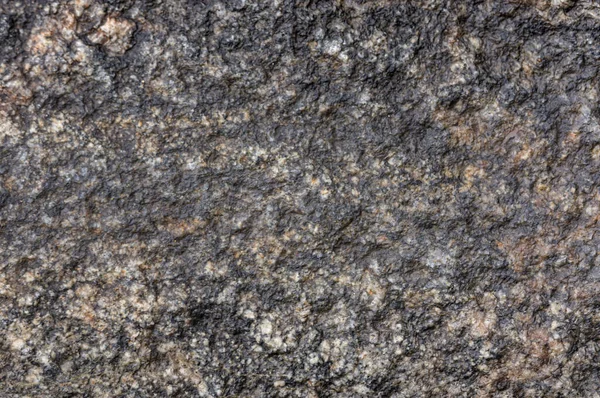 Soyut taş arka plan. Taş duvar dokusu. Yakın plan. Karanlık, harap olmuş bir uçurum. Taş ya da kaya dağlarının pürüzlü gri dokusu, jeoloji ve dağcılık teması üzerine metin için arkaplan ve kopyalama alanı.