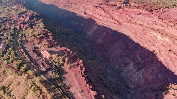 鋼生産のための露天掘り 巨大な鉄鉱石採石場だ 露天掘りの空中風景 — ストック写真