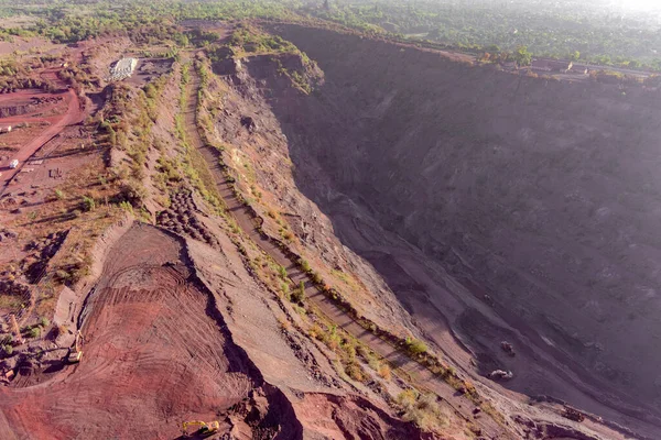 用于钢铁生产的露天开采 一个巨大的铁矿石采石场 露天采石场的空中景观 — 图库照片