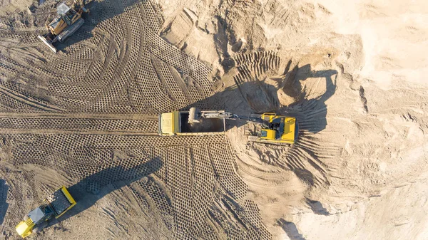 鉱物の採掘で土の移動中に働く掘削機 掘削機は採石場の砂と砂利を掘る 建設現場での土木工事中の重機 — ストック写真