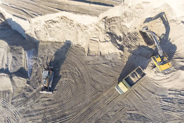 鉱物の採掘で土の移動中に働く掘削機 掘削機は採石場の砂と砂利を掘る 建設現場での土木工事中の重機 — ストック写真