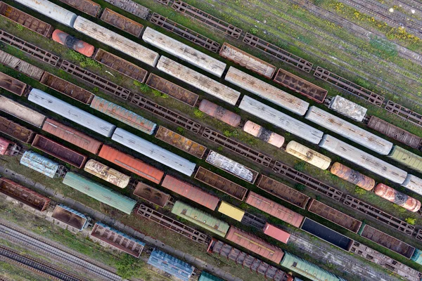 Tren Istasyonundaki Renkli Yük Trenlerinin Insansız Hava Araçlarından Gelen Çeşitli — Stok fotoğraf