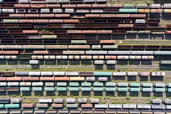 열차와 기차역에 열차의 비행기에서 바라봅니다 철도로 물건을 운반하는 — 스톡 사진