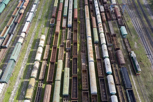 Tren istasyonundaki renkli yük trenlerinin insansız hava araçlarından gelen çeşitli yük trenleri ve vagonlar. Demiryolu ile mal taşıyan vagonlar.