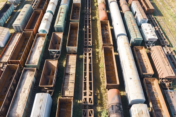 Tren Istasyonundaki Renkli Yük Trenlerinin Insansız Hava Araçlarından Gelen Çeşitli — Stok fotoğraf