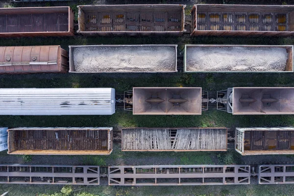 Tren Istasyonundaki Renkli Yük Trenlerinin Insansız Hava Araçlarından Gelen Çeşitli — Stok fotoğraf