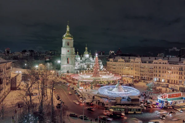 Kerstboom Met Lampjes Buiten Nachts Kiev Sophia Cathedral Achtergrond Nieuwjaar — Stockfoto