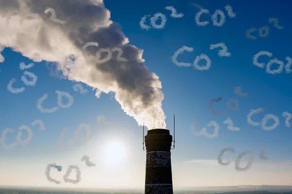 工业厂房的烟囱里冒出大量二氧化碳和其他有害环境的化学元素的烟雾 — 图库照片