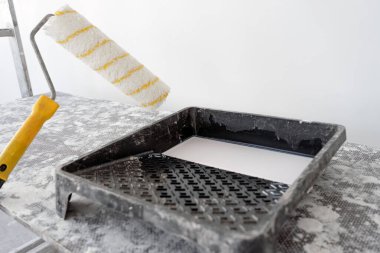 Yeni bir binada apartman tadilatı. Duvar kağıtları için yüzey hazırlığı. Yüzey patinaj ve anti-mantar karışımıyla kaplanıyor.