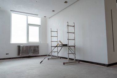 Yeni bir binada apartman tadilatı. Duvar kağıtları için yüzey hazırlığı. Yüzey patinaj ve anti-mantar karışımıyla kaplanıyor.