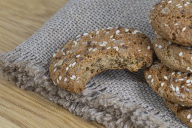 Ayçekirdeği, keten ve susamlı ev yapımı yulaf ezmeli kurabiyeler. Sağlıklı gıda konsepti. Boşluğu kopyala