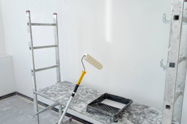 Yeni bir binada apartman tadilatı. Duvar kağıtları için yüzey hazırlığı. Yüzey patinaj ve anti-mantar karışımıyla kaplanıyor.