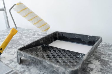 Yeni bir binada apartman tadilatı. Duvar kağıtları için yüzey hazırlığı. Yüzey patinaj ve anti-mantar karışımıyla kaplanıyor.