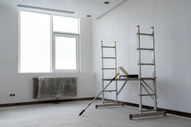 Yeni bir binada apartman tadilatı. Duvar kağıtları için yüzey hazırlığı. Yüzey patinaj ve anti-mantar karışımıyla kaplanıyor.