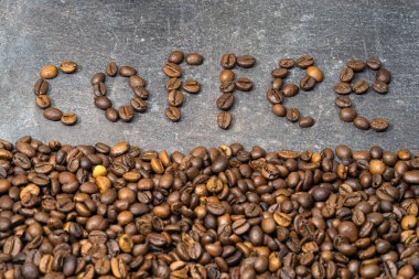 Kavrulmuş kahve çekirdeği dokusu. Kahve çekirdekleri. Kavrulmuş kahve çekirdeklerinin arka planı. Yakın plan.