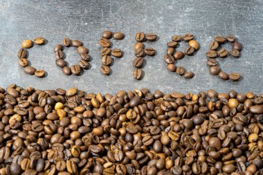 Kavrulmuş kahve çekirdeği dokusu. Kahve çekirdekleri. Kavrulmuş kahve çekirdeklerinin arka planı. Yakın plan.