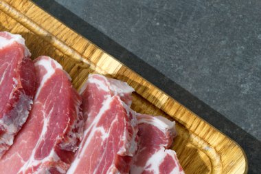 Çiğ et. Sığır eti ve domuz eti biftek bir ahşap tepsi